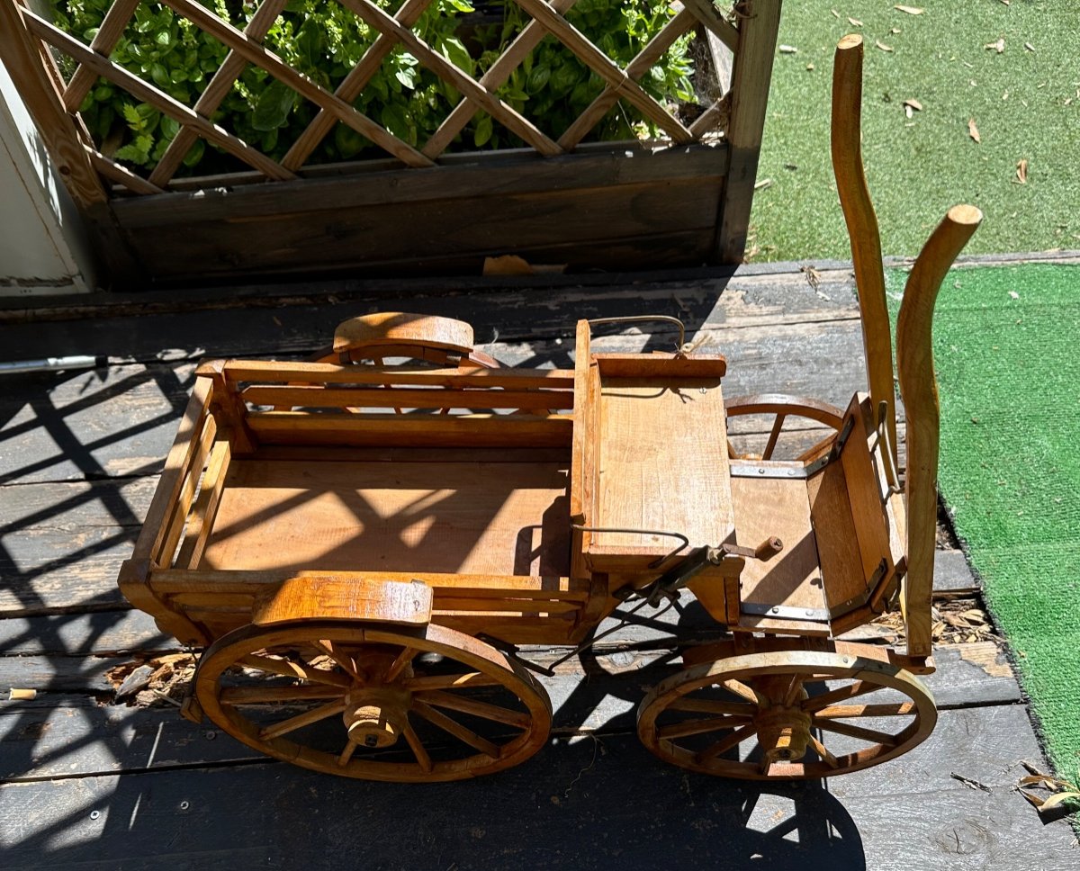 Une Maquette De Charrette  En Bois De Grande Taille