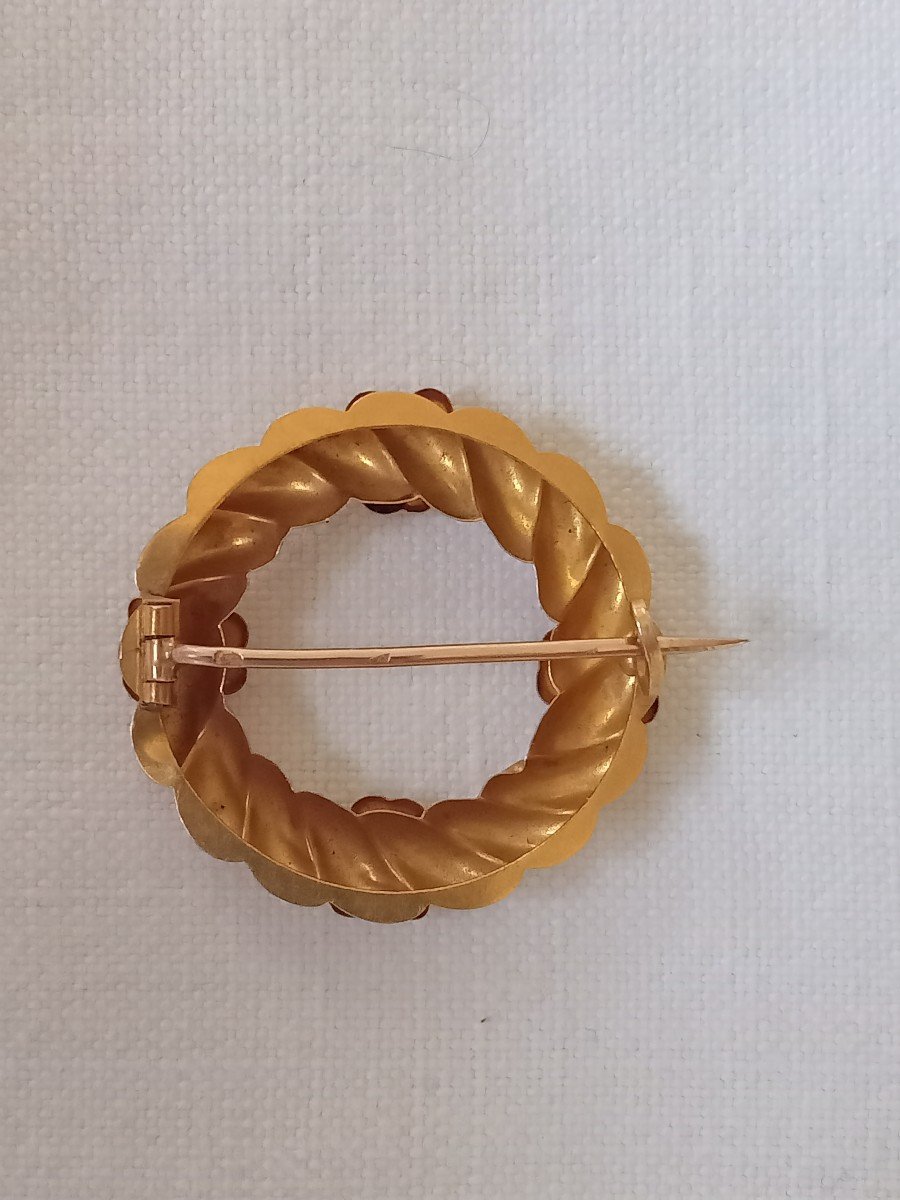 Broche en  or jaune. 18kt couronne de pain ou brioche trèfles et perles-photo-2