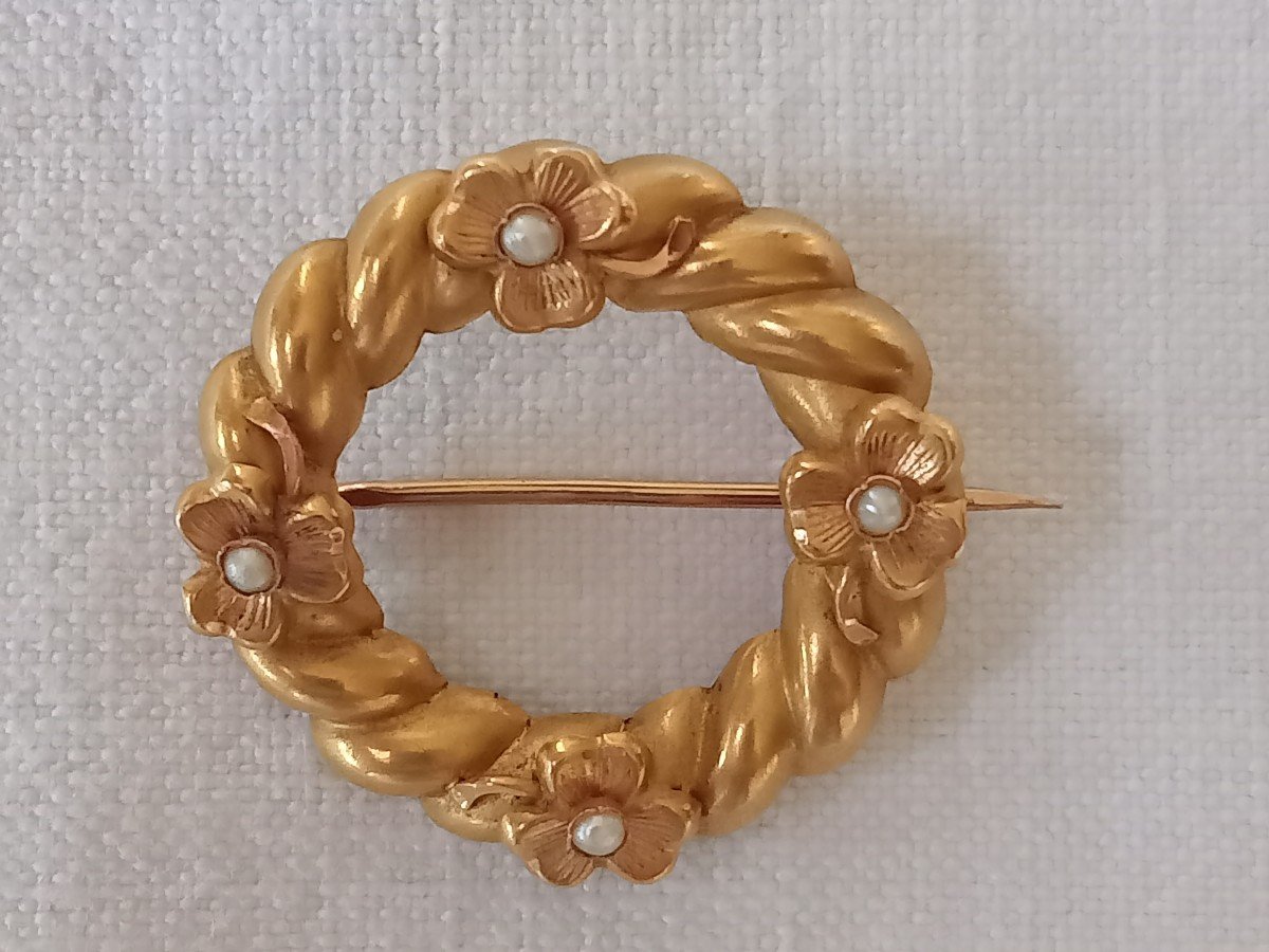 Broche en  or jaune. 18kt couronne de pain ou brioche trèfles et perles