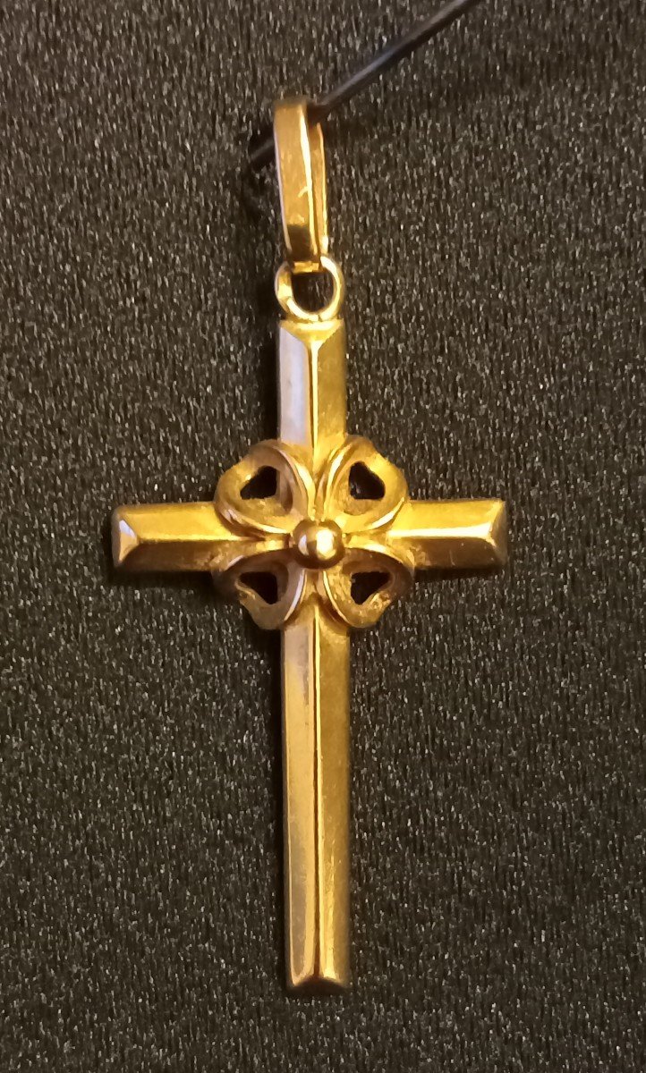 Pendentif croix en or 18kt jaune. Des années 1950.