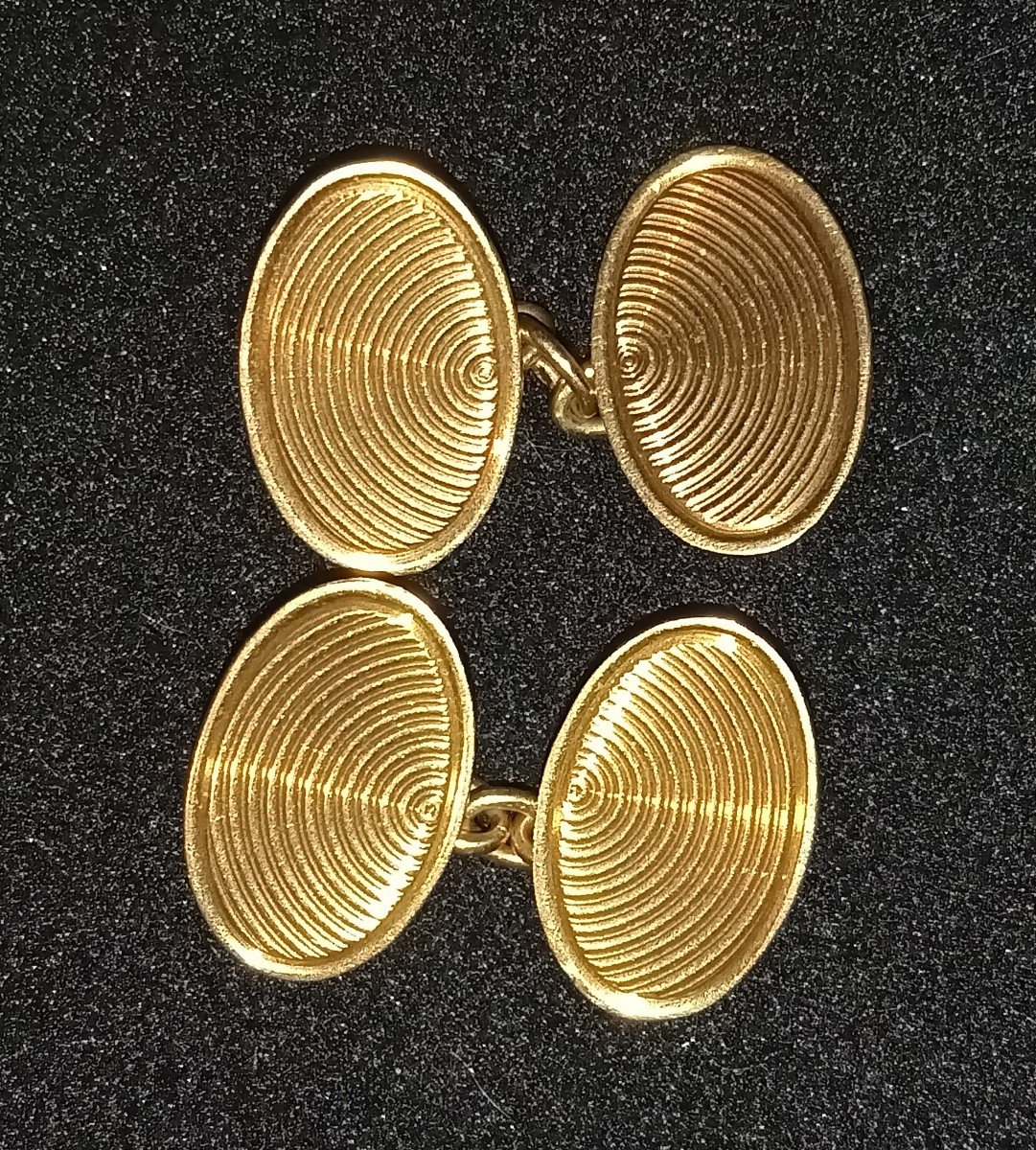 Boutons de manchettes Art déco en or jaune 18kt. Poinçon tête d’aigle.