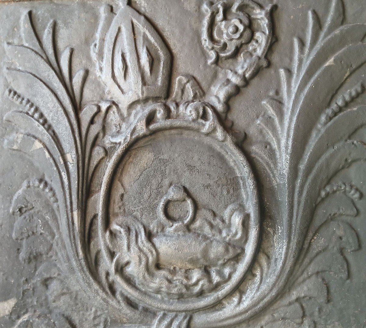 Plaque de cheminée en fonte de l’abbaye d’Orval (Belgique) datée 1725. Parfait état.-photo-2