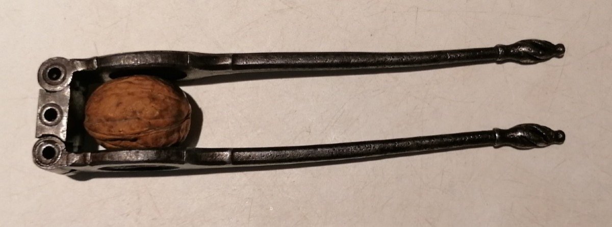 Casse-noix et noisettes en fer forgé du XVIIIéme siècle. Nutcracker, nussknacker,крекер