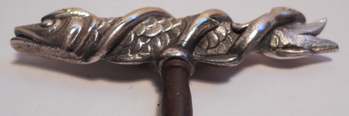 Tire-bouchon figuratif, d'un poisson (un brochet ?) enlacé par deux anguilles. Bronze argenté. -photo-3