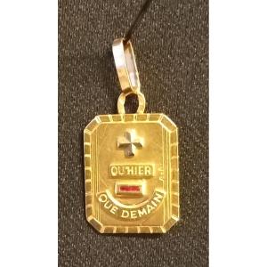 Pendentif "Plus qu’hier moins que demain". or jaune 18kt.