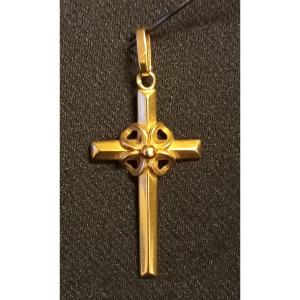 Pendentif croix en or 18kt jaune. Des années 1950.