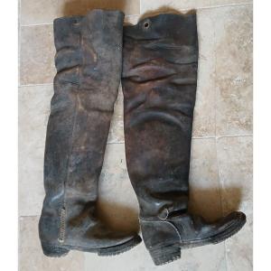 Bottes de cocher, en fort cuir à semelles cloutées. XIX ème siècle