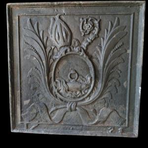 Plaque de cheminée en fonte de l’abbaye d’Orval (Belgique) datée 1725. Parfait état.