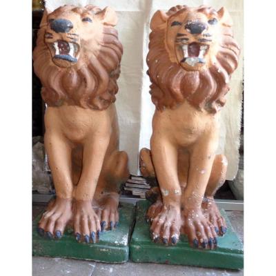 Paire de lions de pilastre en pierre reconstituée.