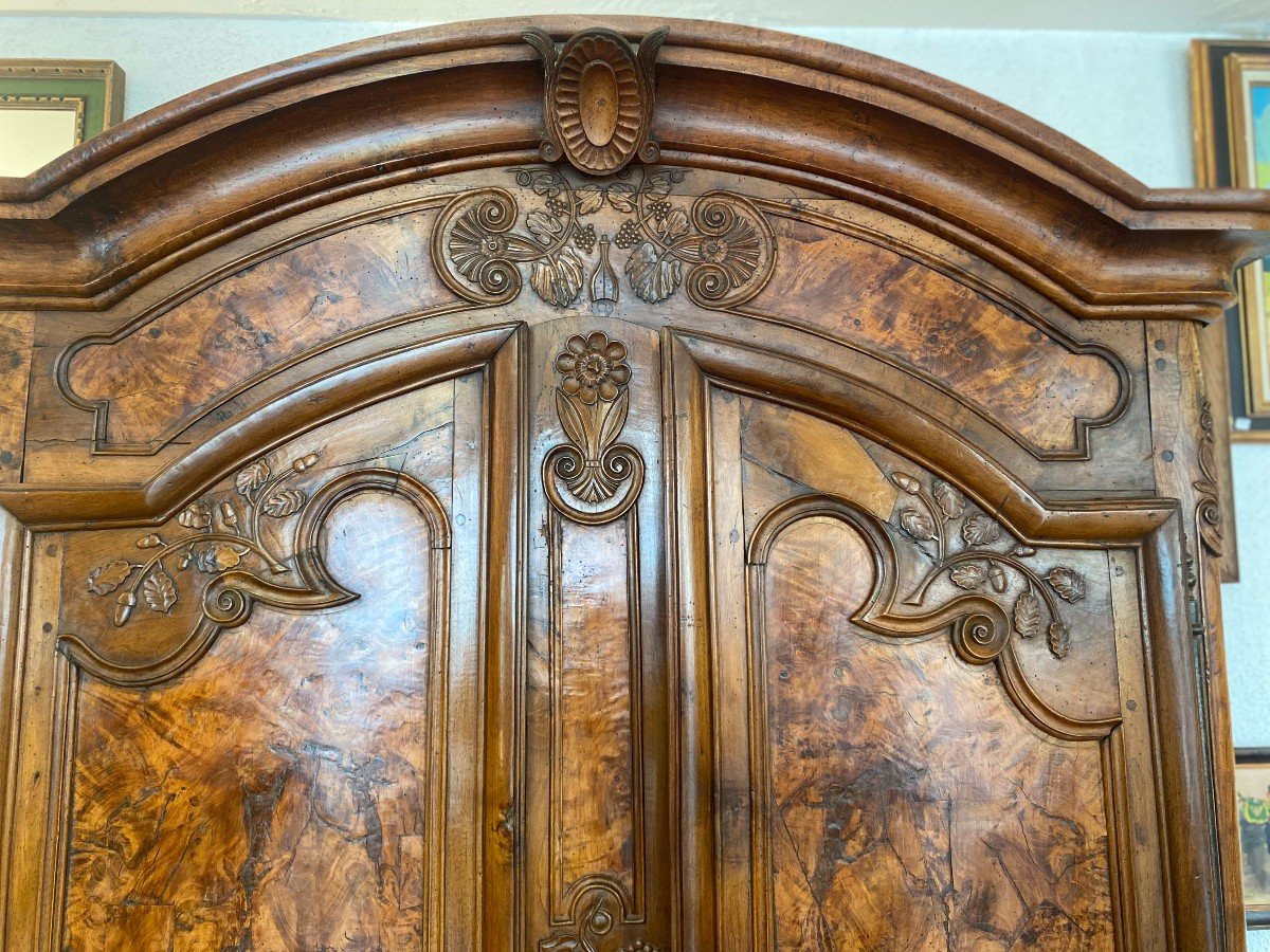 Armoire Bressane En Noyer Et Loupe De Frêne , Corniche Cintrée. -photo-5