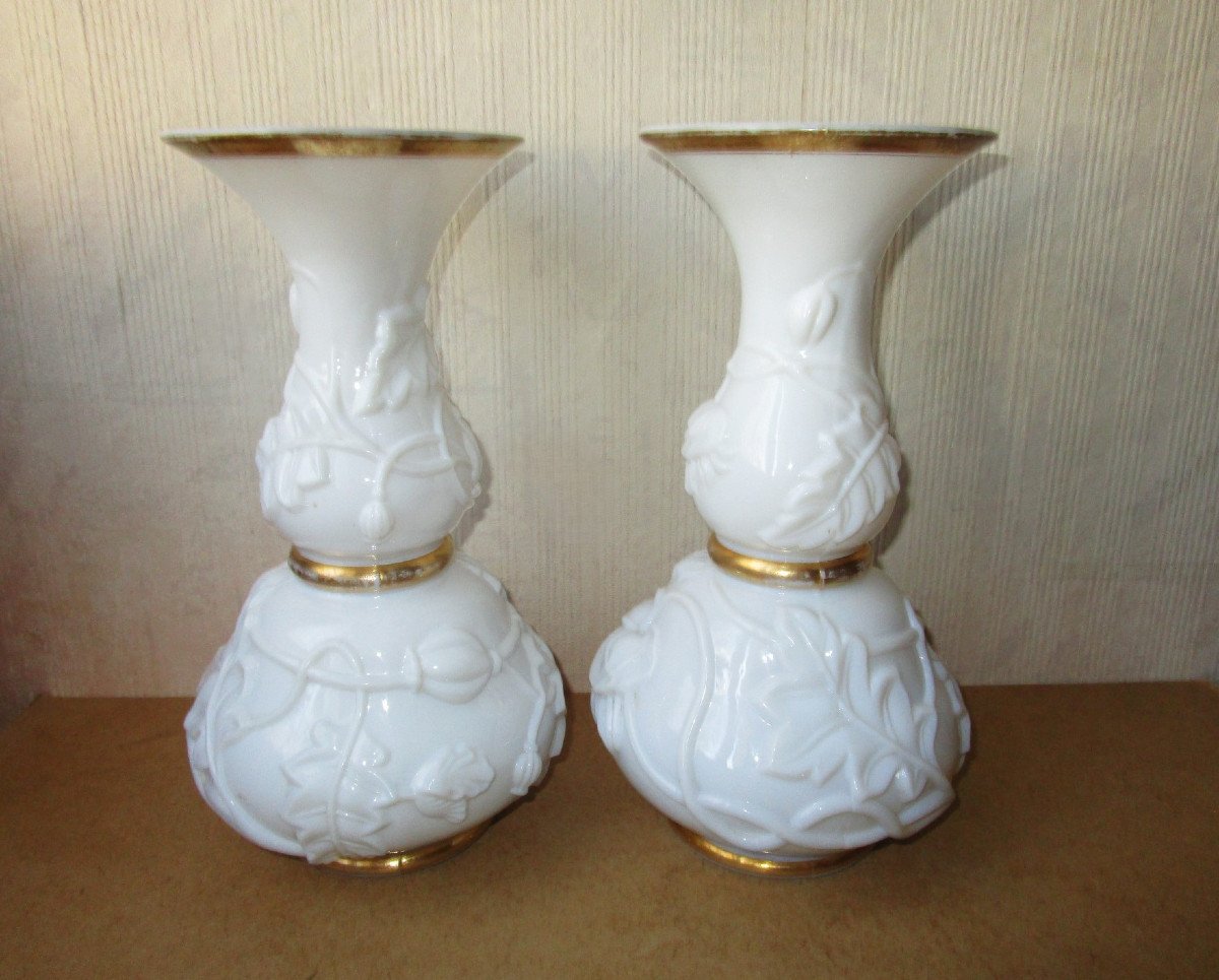 Baccarat Beautiful And Rare Pair Of Vases In Molded Opaline Crystal Enhanced With Fine Gold Circa 1850-photo-4