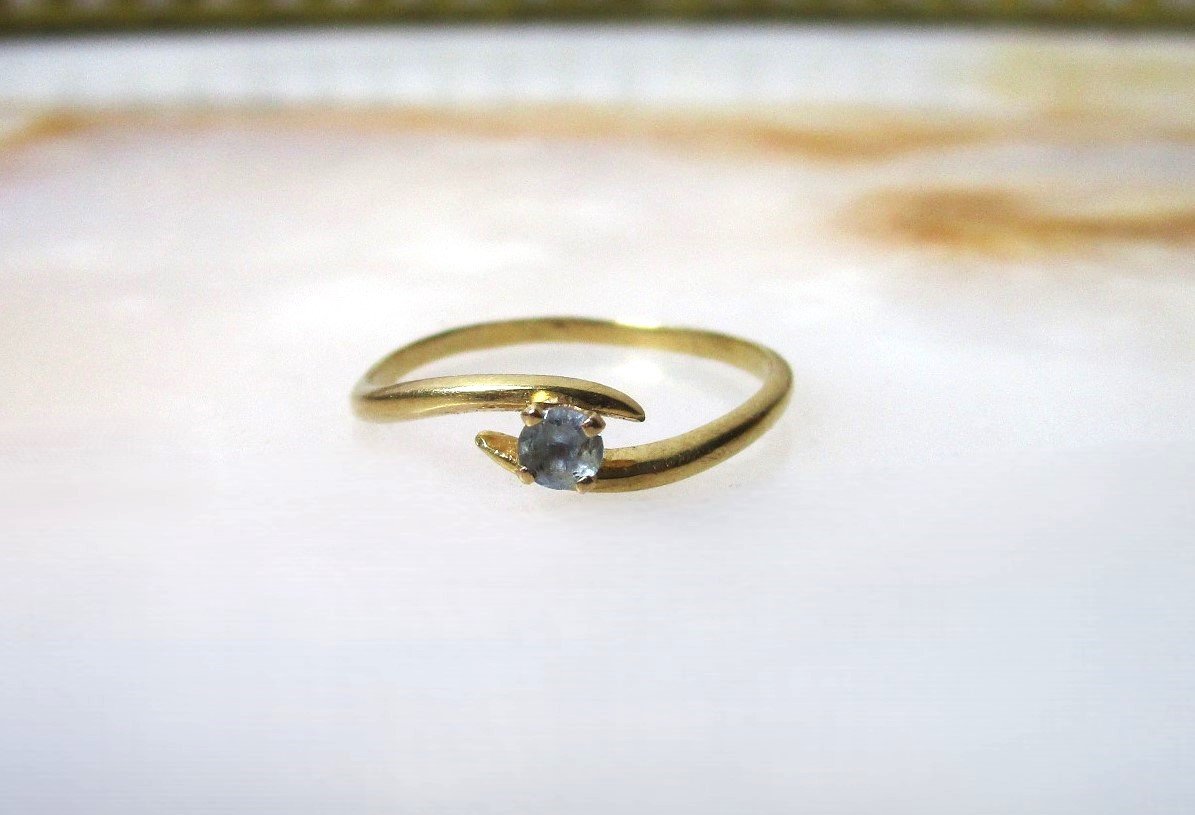 Belle Petite Bague En Or Massif 18k 18 Carats Et Aigue Marine Taille 53 ; Poids : 1,02 Grammes.