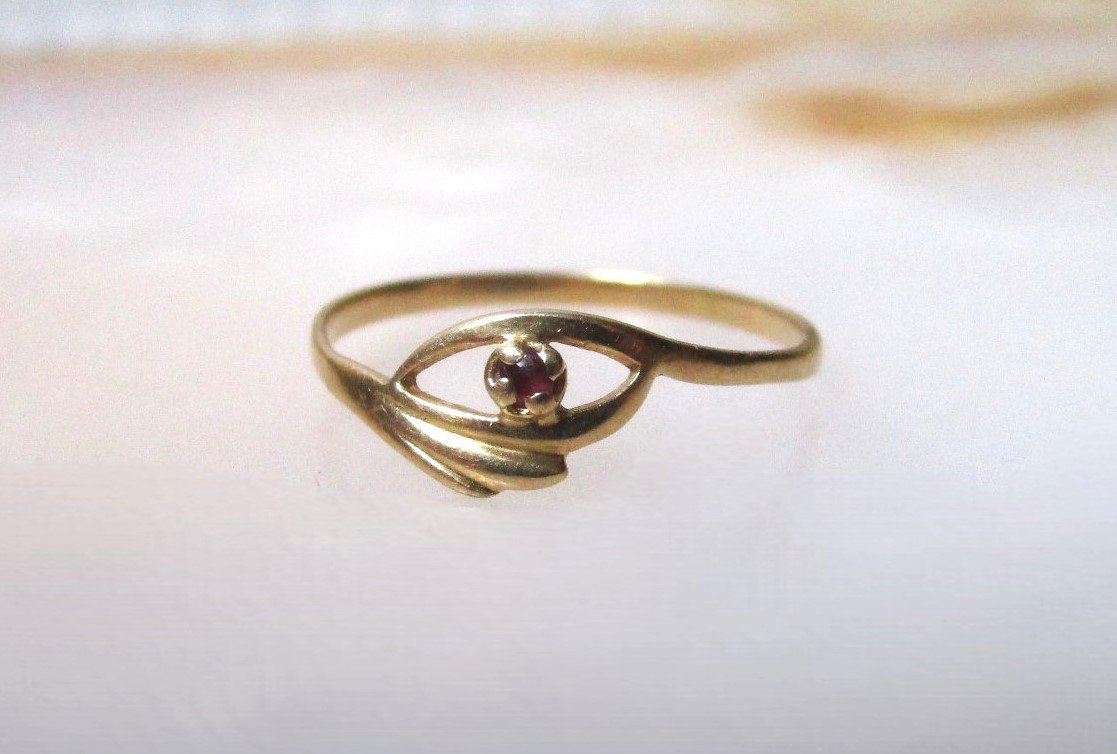 Beautiful Small Ring In Solid 18k 18 Carat Gold And Garnet Or Ruby Size 54; Weight: 1 Grams