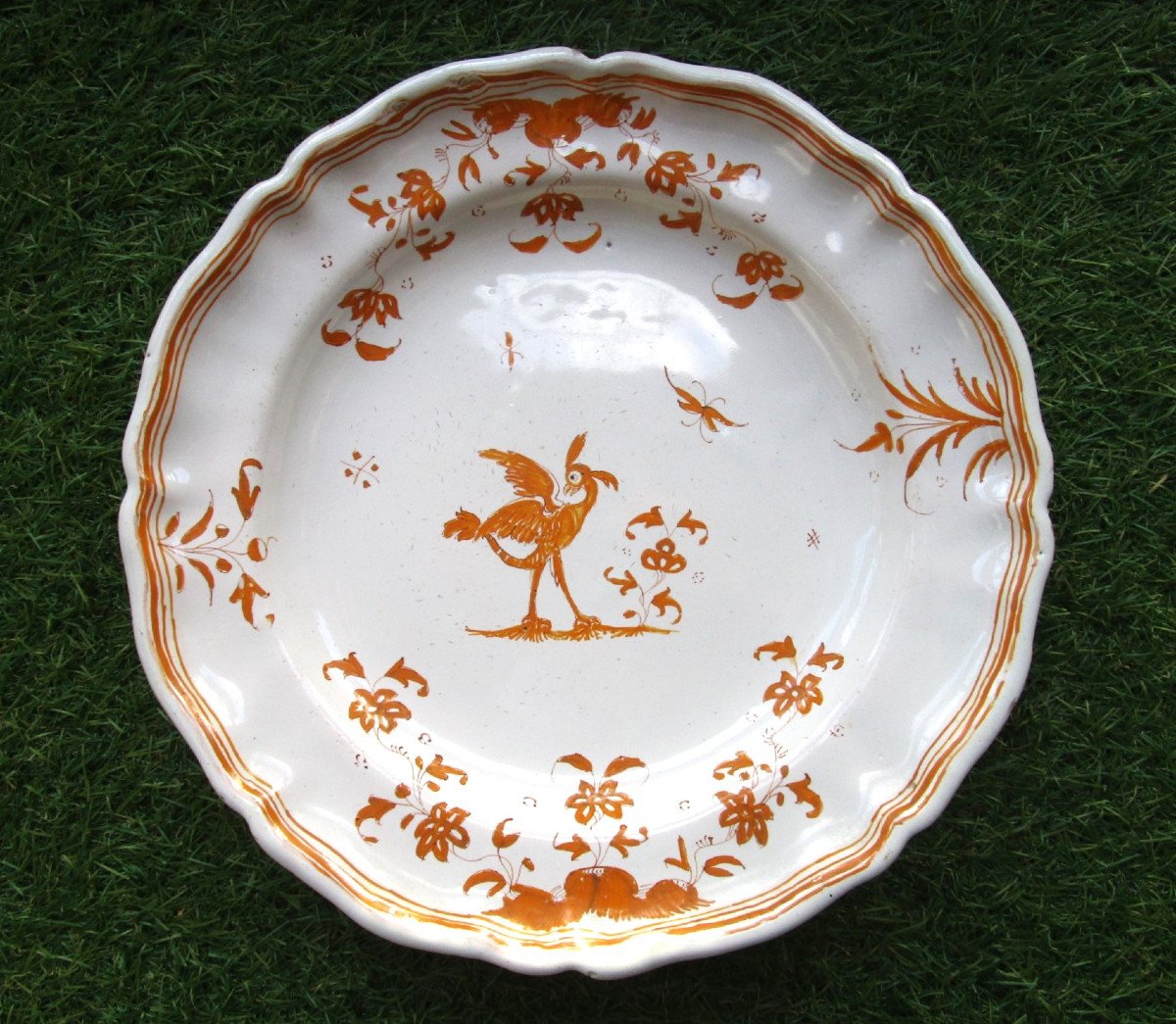 Moustiers, Very Beautiful 18th Century Yellow Earthenware Plate In Very Good Condition 25.1 Cm