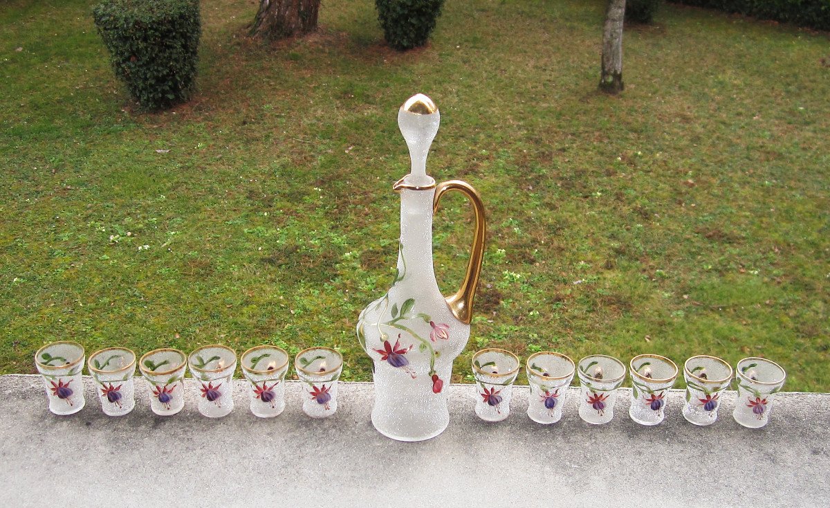 A Carafe And 12 Small Granite Liqueur Glasses Painted And Enhanced With Fine Gold Fuchsia Decor.-photo-2