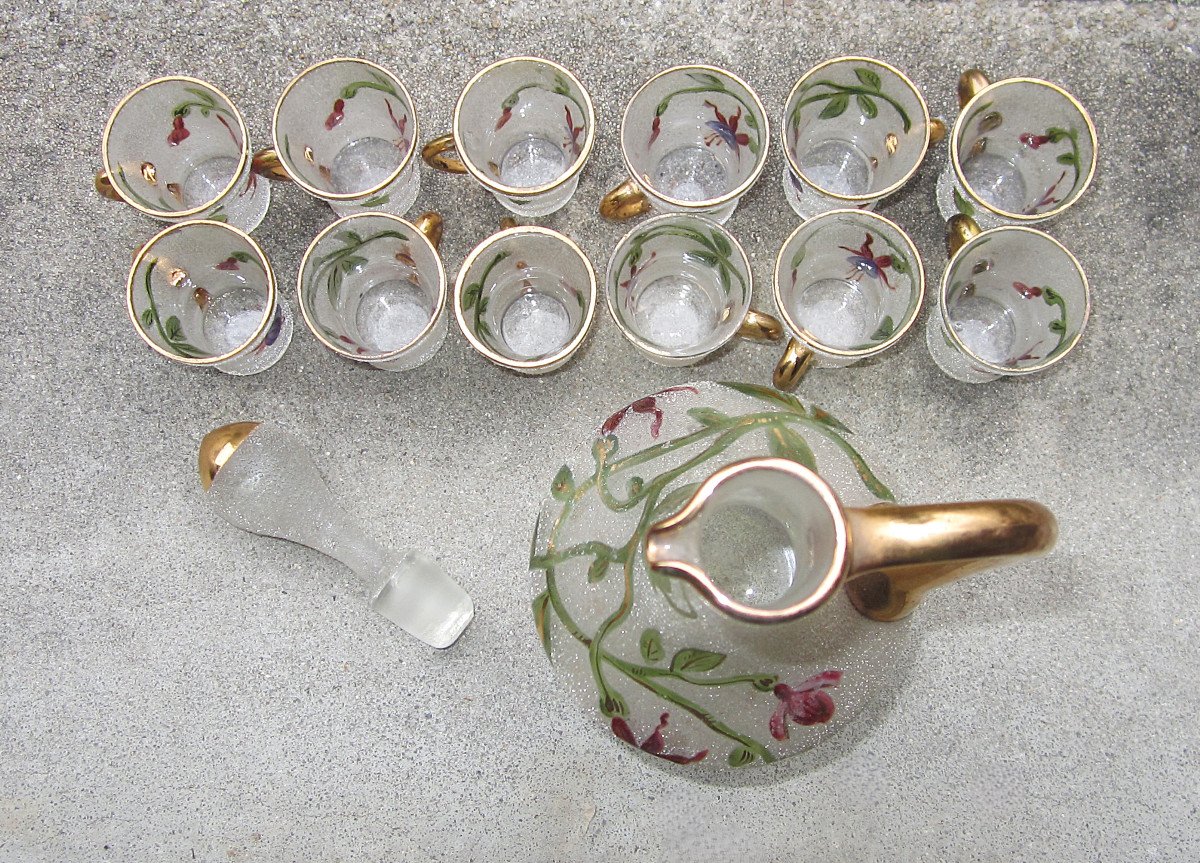 A Carafe And 12 Small Granite Liqueur Glasses Painted And Enhanced With Fine Gold Fuchsia Decor.-photo-8