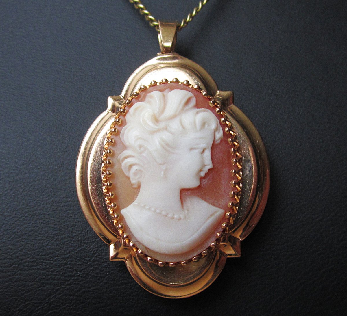 Very Beautiful 18k Gold Brooch 18 Carats Shell Cameo Can Be Worn As A Pendant 7 Grams-photo-1