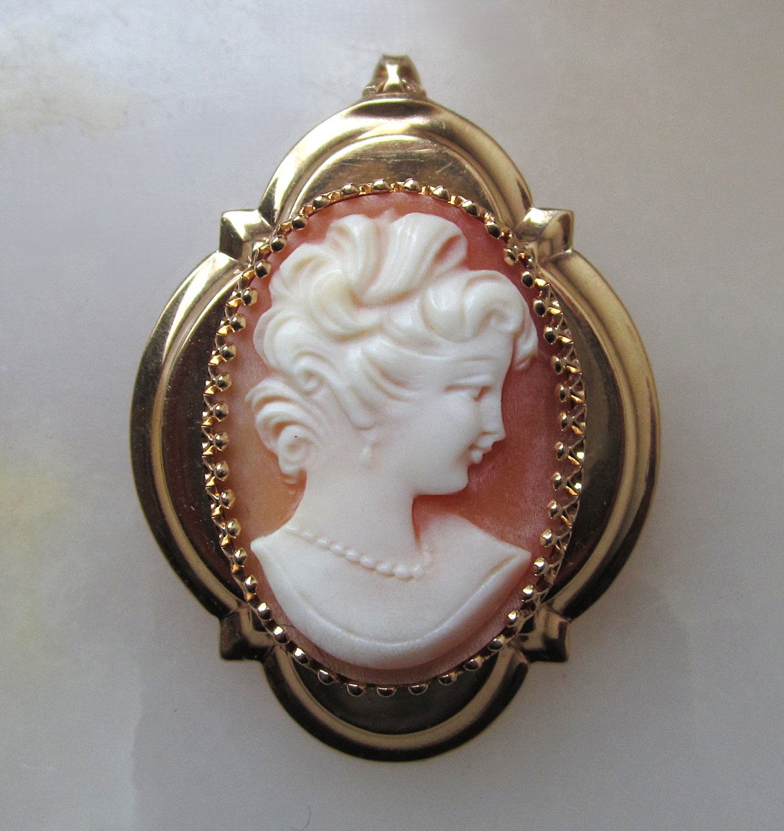 Very Beautiful 18k Gold Brooch 18 Carats Shell Cameo Can Be Worn As A Pendant 7 Grams