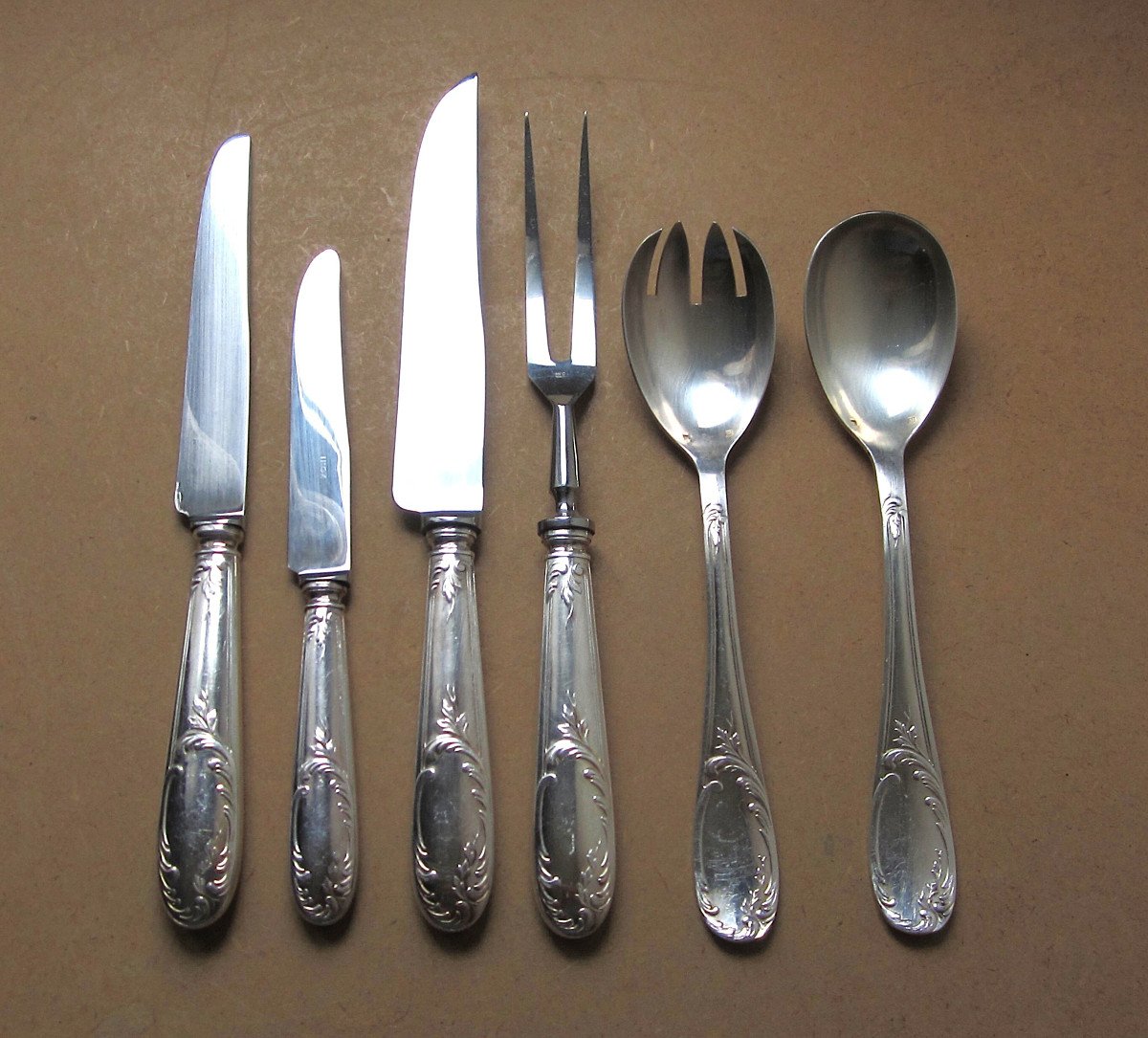 12 Table Knives, 12 Dessert Knives And 2 Pairs Of Silver Plated Metal Serving Cutlery-photo-5