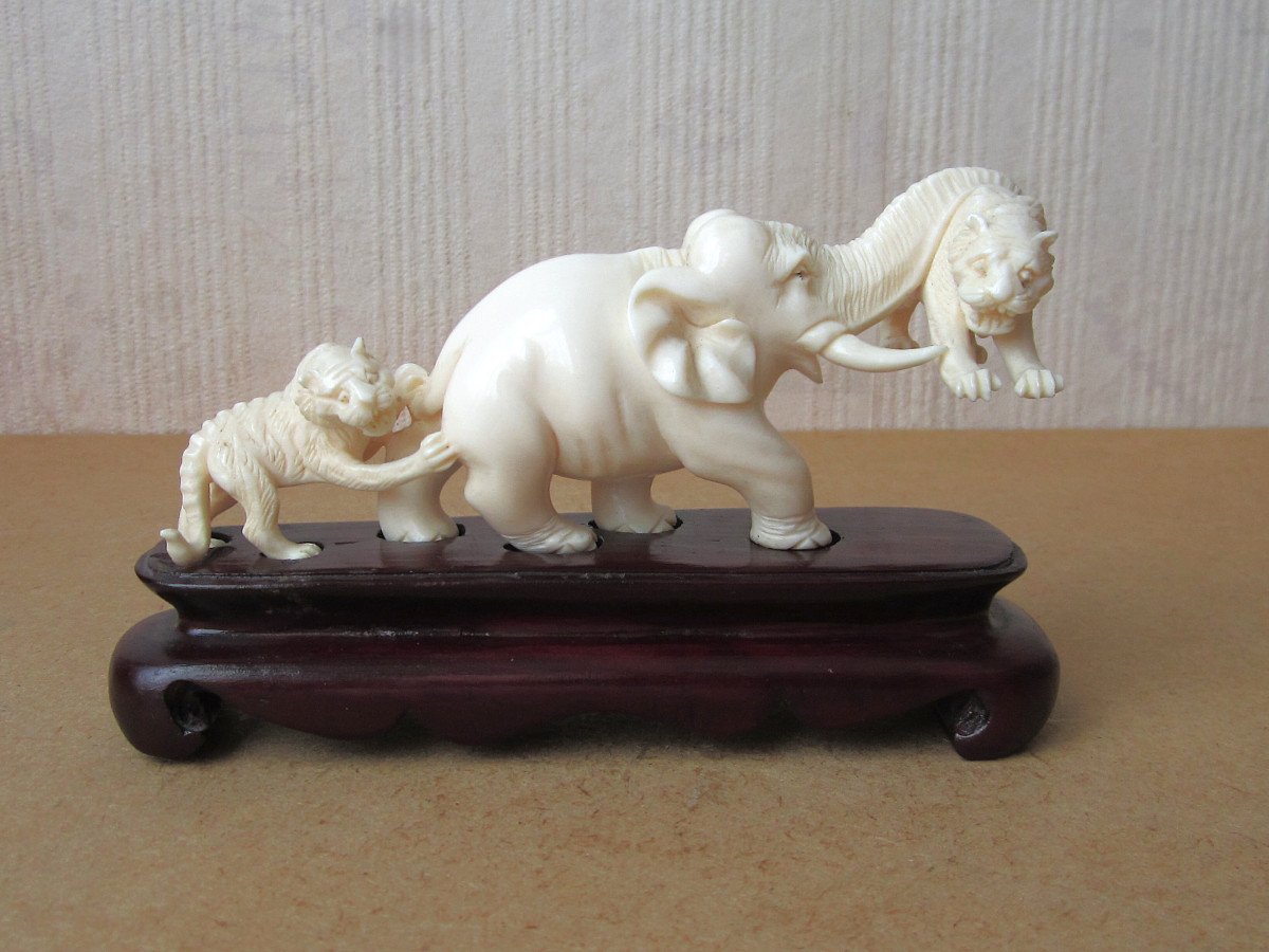 Antique Beautiful Okimono Circa 1900, Carved Animal Group, Tigers And Elephant, In Very Good Condition.