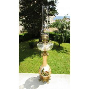 Superbe Lampe &agrave; P&eacute;trole XIXe En Porcelaine Cristal Et Bronze Avec 3  Fables De La Fontaine.