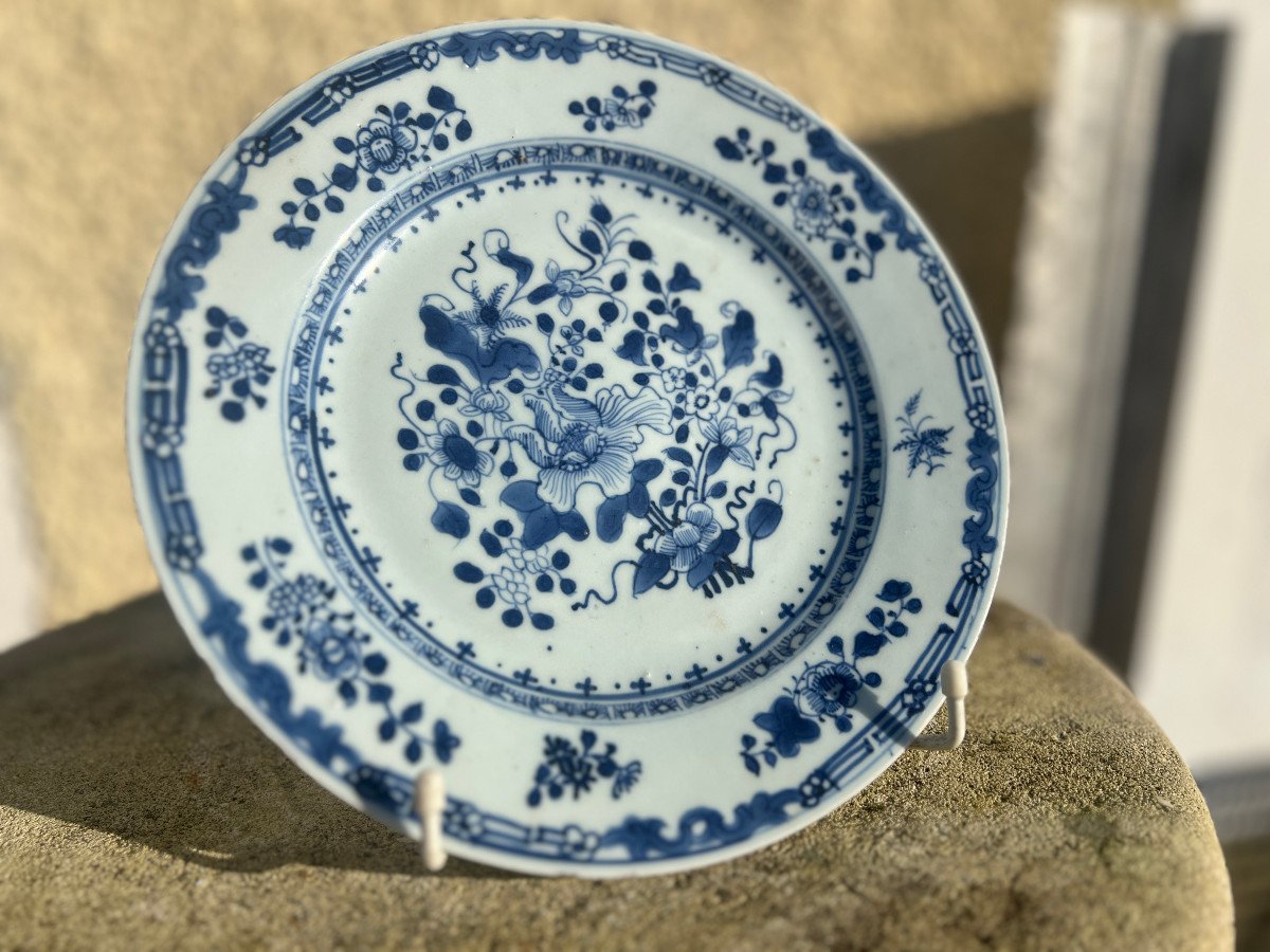 Assiette Ronde Plate , Décor Bleu Bouquet De Fleurs