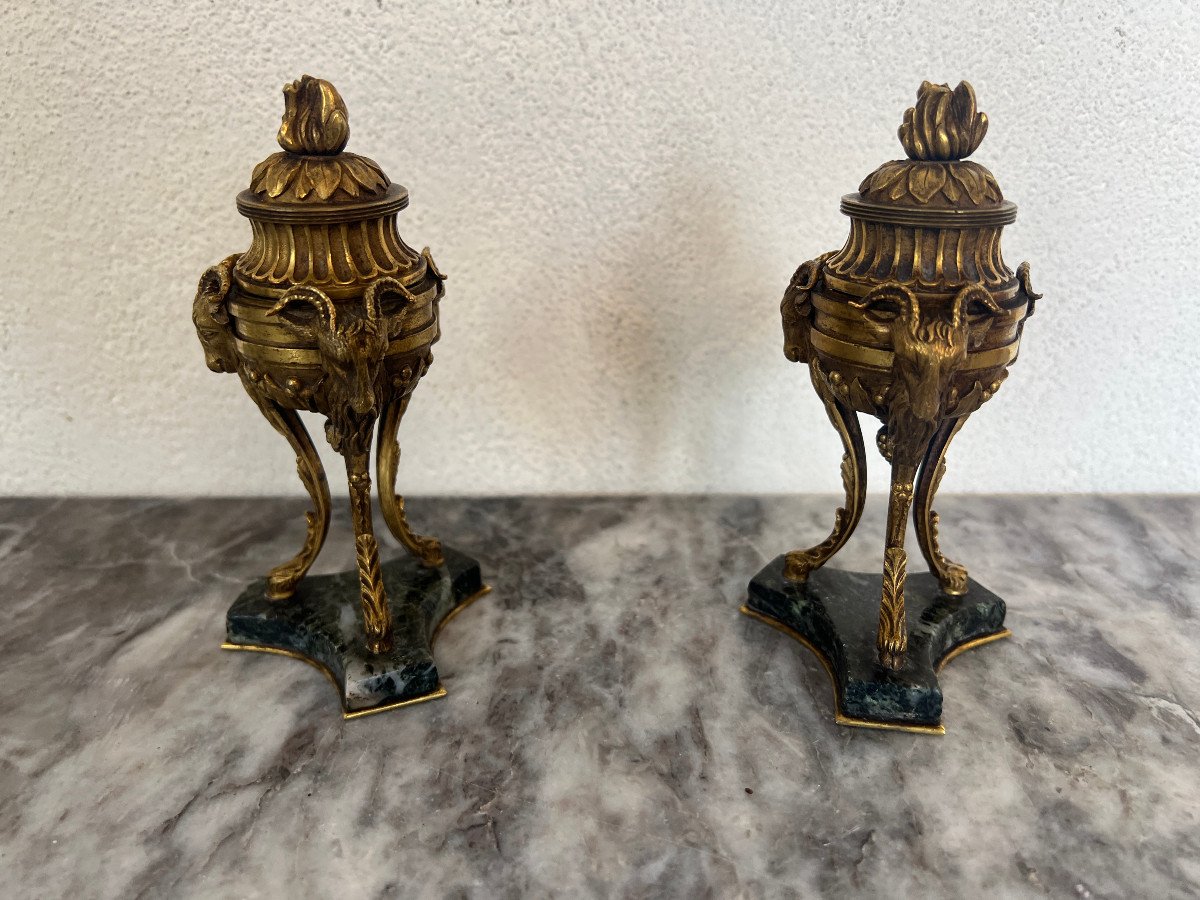 Small Pair Of Antique Urns In Bronze On Water Green Marble 