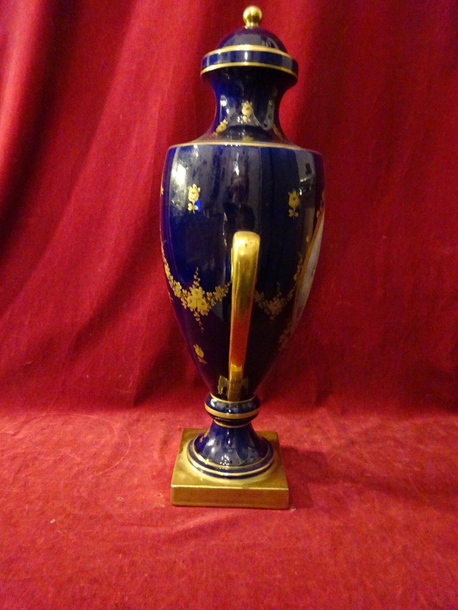 Oven Blue Porcelain Urn With Romantic Decor-photo-2