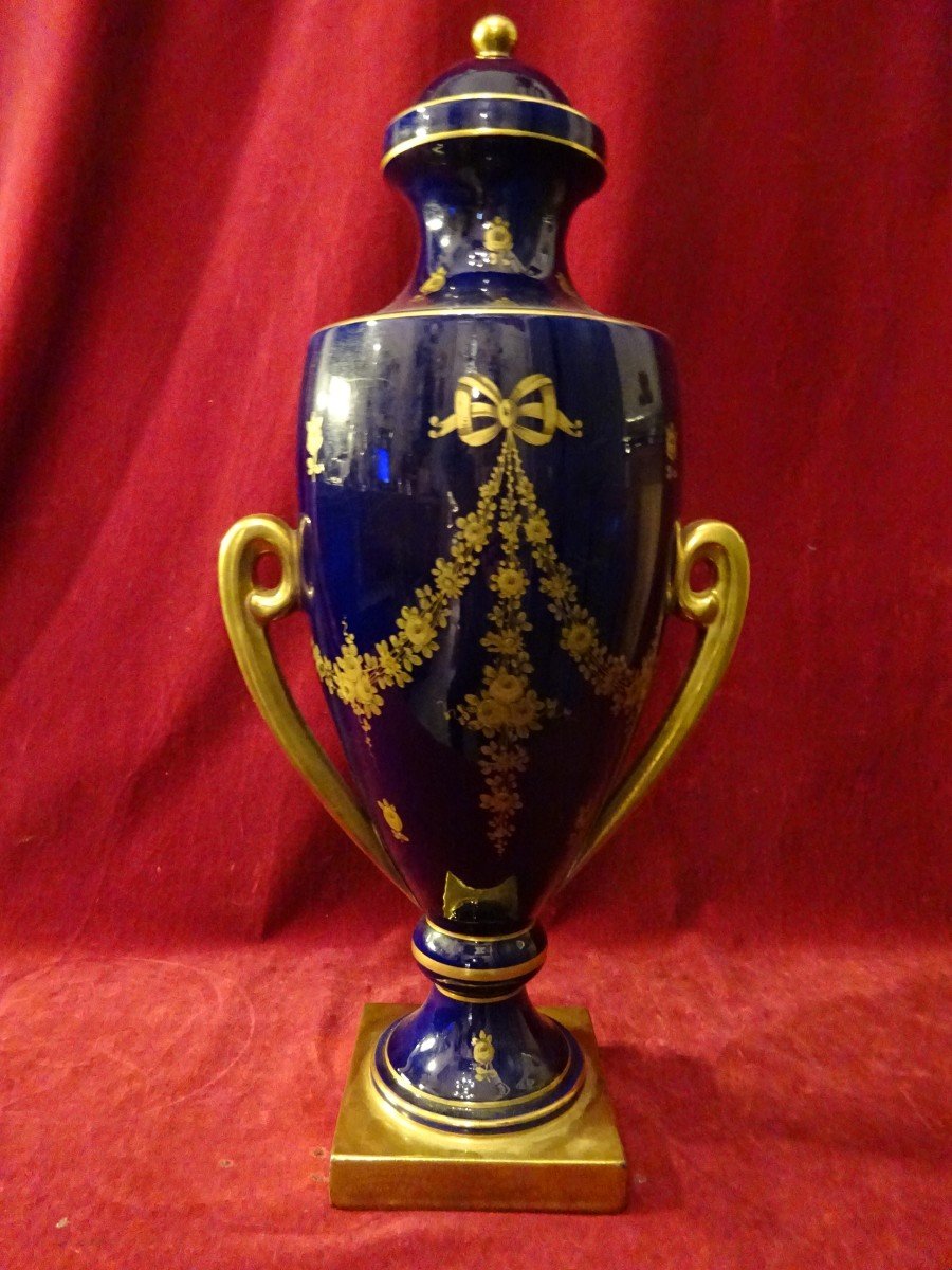 Oven Blue Porcelain Urn With Romantic Decor-photo-3