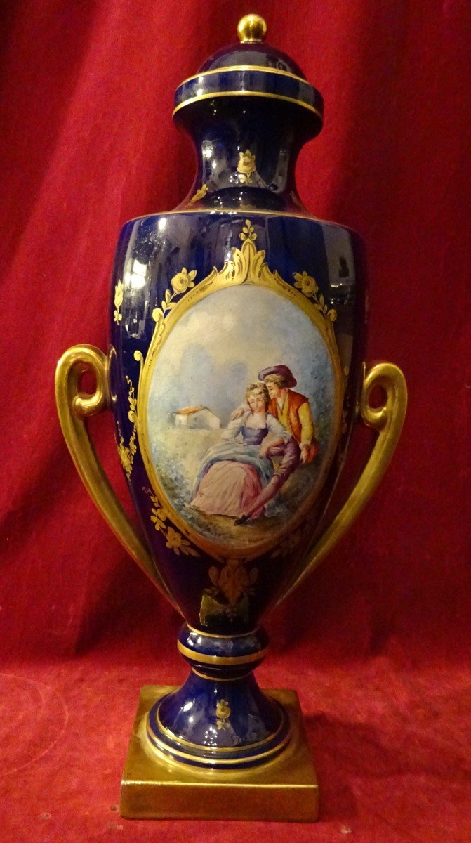 Oven Blue Porcelain Urn With Romantic Decor-photo-2