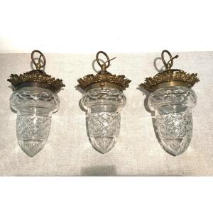 Trois lustres plafonniers verres taillés et bronzes