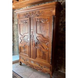 Armoire Louis XV dite de "Sennecey Le Grand"