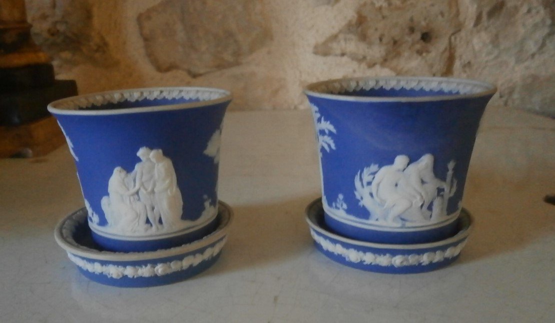 Deux Vases En Porcelaine De Wedgwood.