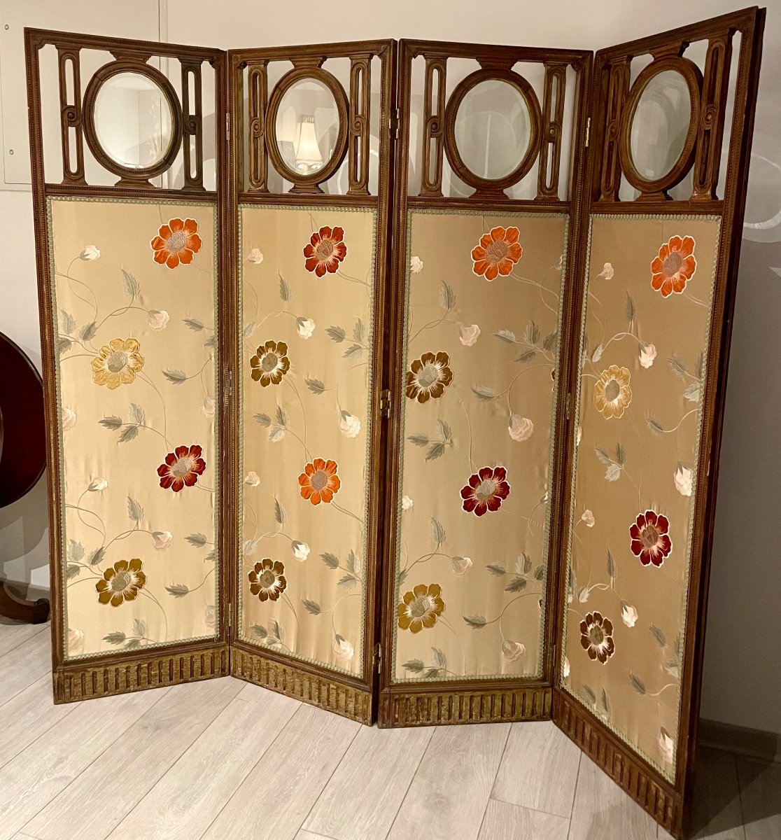 4 Panel Screen