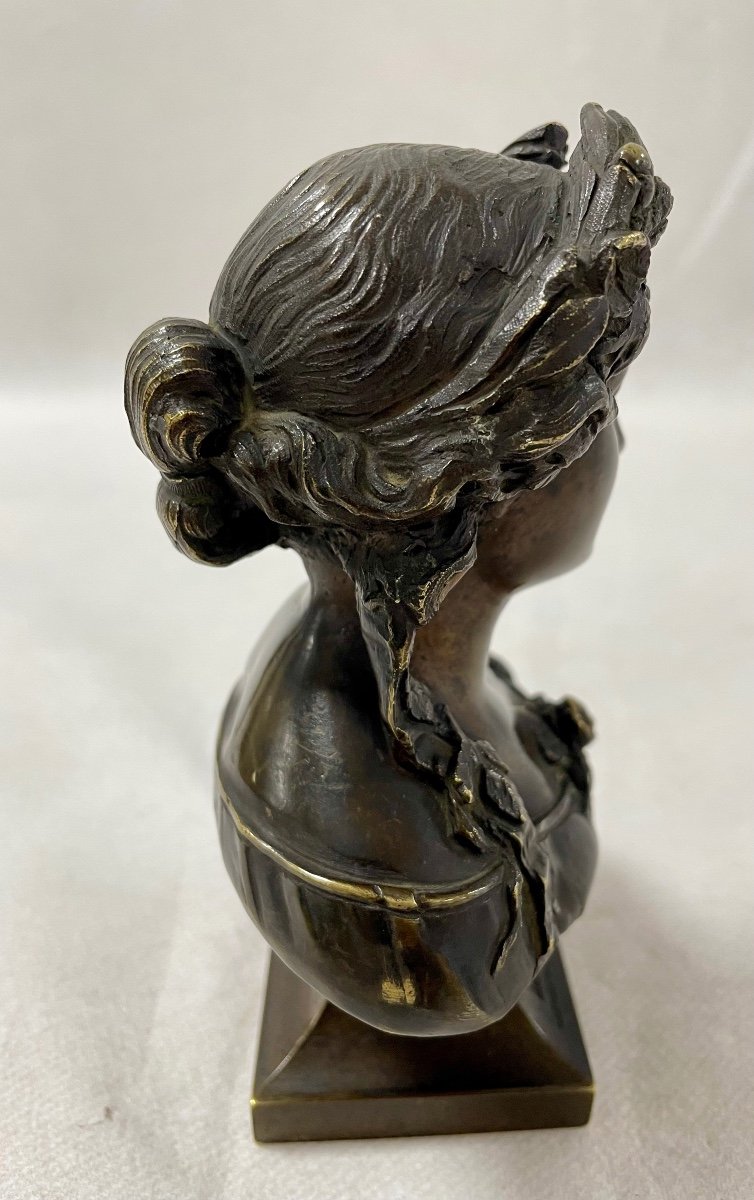 Small Bust Of A Young Woman Crowned With Flowers-photo-3