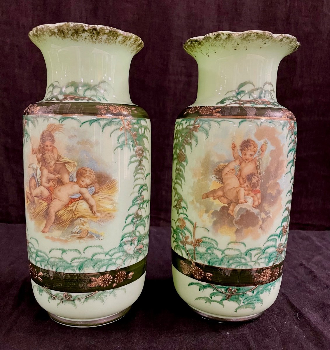 Paire De Vases Opaline Verte Décors Anges 