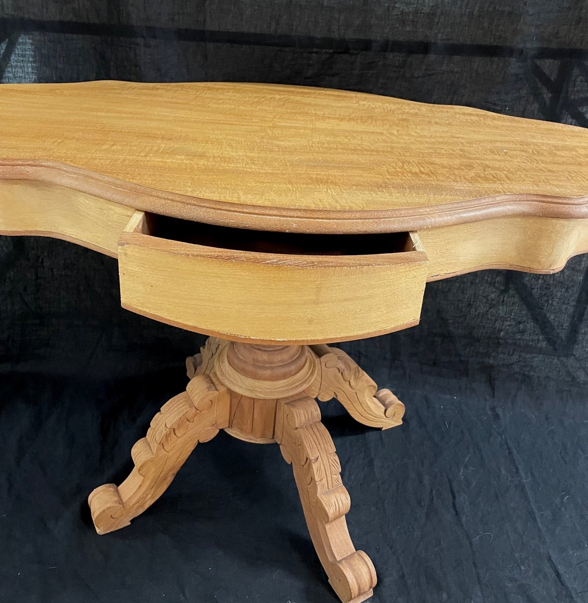 Walnut Violin Guéridon Table-photo-2