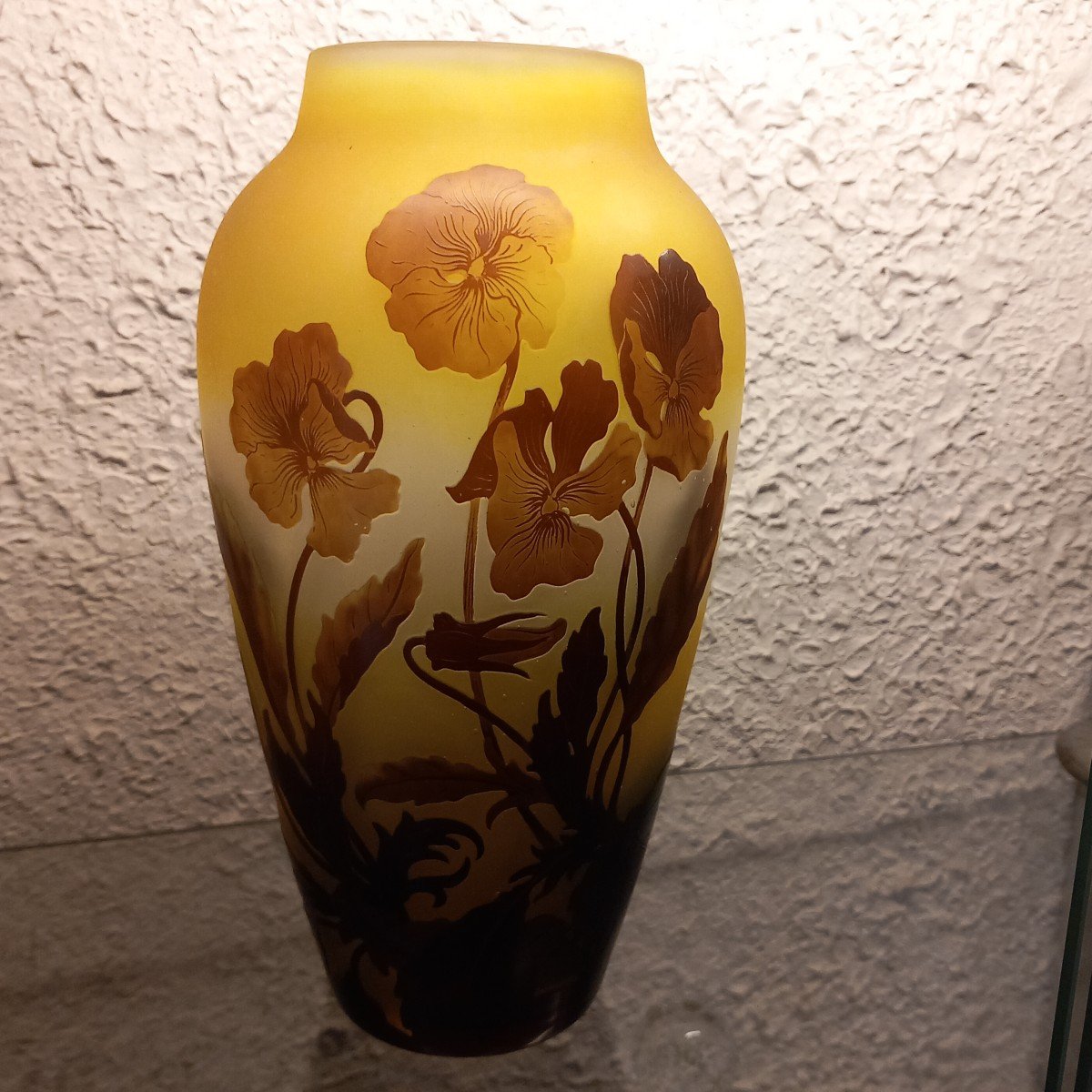 Emile GALLE, vase balustre en pâte de verre, décor d'anémones, dégagé à l'acide.