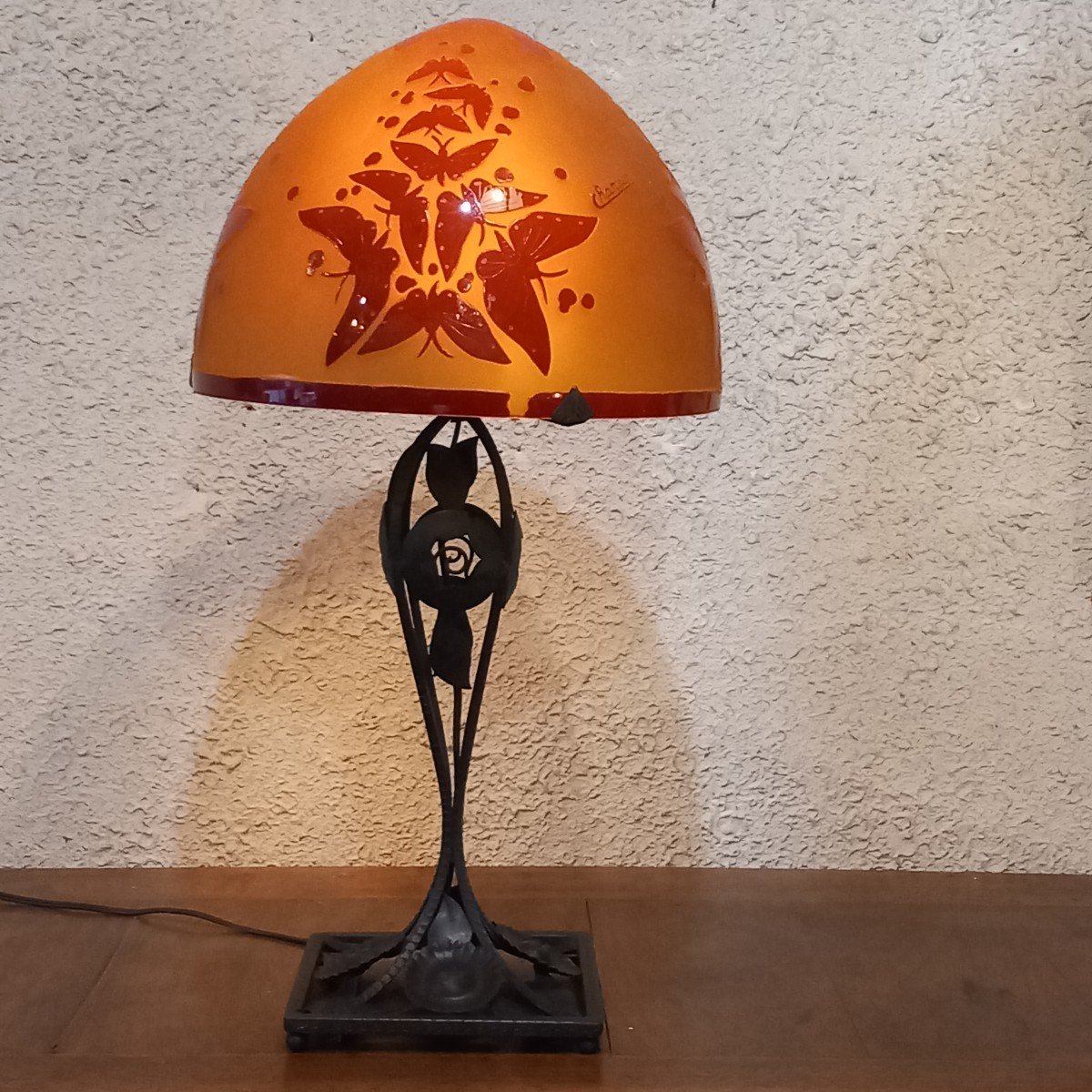 Grande lampe Art Nouveau, fer forgé et pâte de verre signée "Charder".