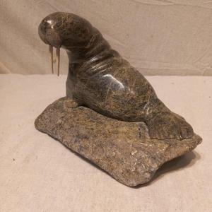 "ART  INUIT" du 20ème siècle; sculpture en serpentine: 'le morse'.