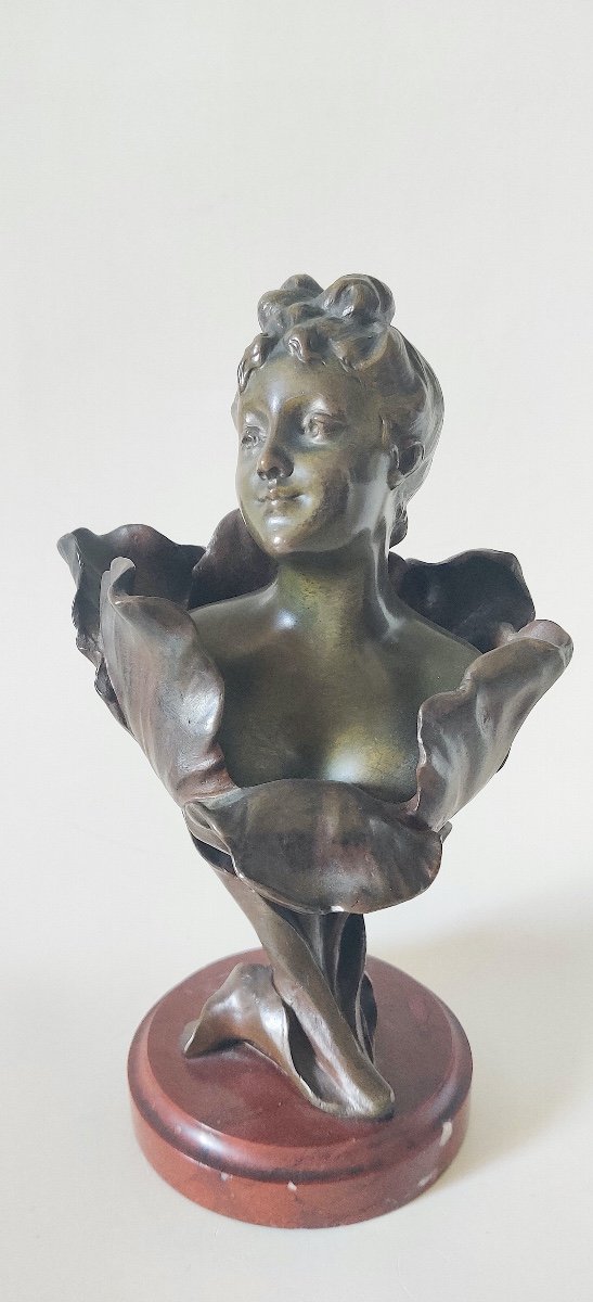 Buste en bronze Art Nouveau " Femme Fleur" par Henri Godet .