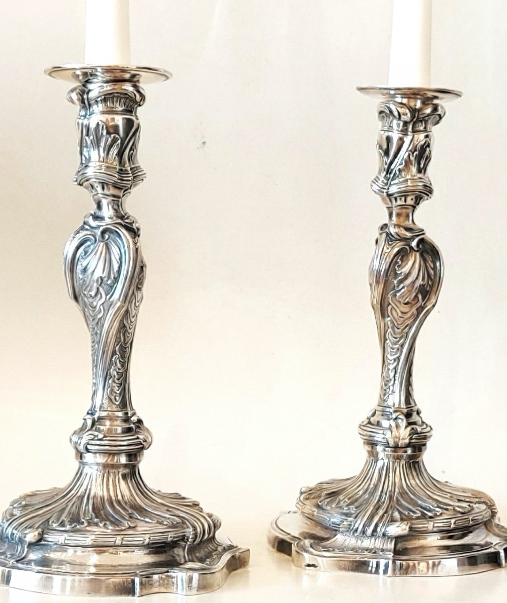 Exceptionnelle paire de bougeoirs d'époque LXV au " C"  couronné  en bronze argenté , XVIIIème -photo-1