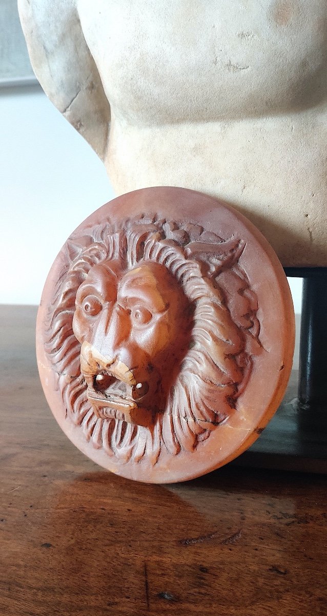 Mascaron With "lion's Mouth" After The Antique In Carved Marble -photo-2