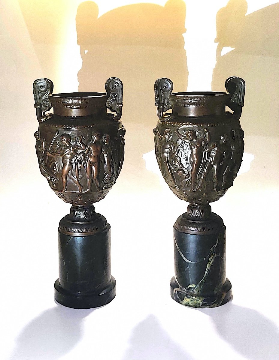 Pretty Pair Of Vases After The Antique Called "townley Vase" In Patinated Bronze From The 19th Century