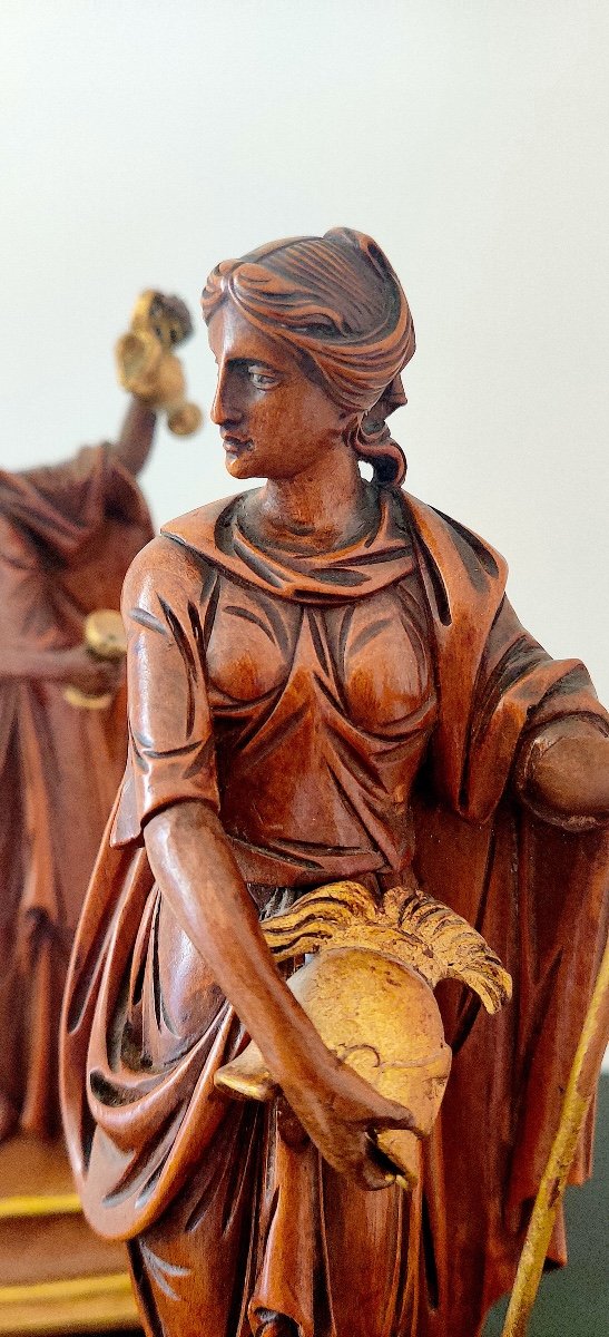 Paire de statuettes néoclassiques en bois sculpté des déesses "Hébé" et " Athéna" , fin 18ème-photo-2