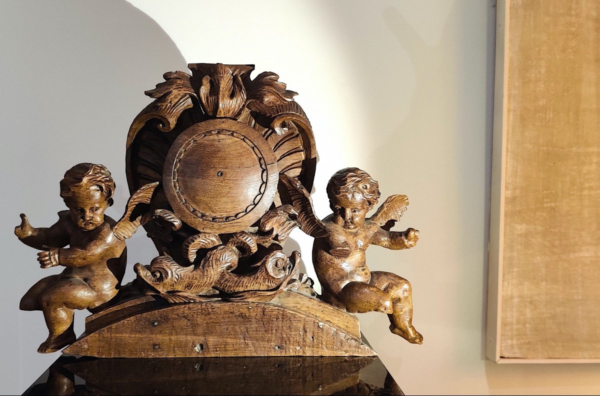 Elément Régence en bois sculpté aux" Putti et dauphins" , époque XVIIIème .-photo-2