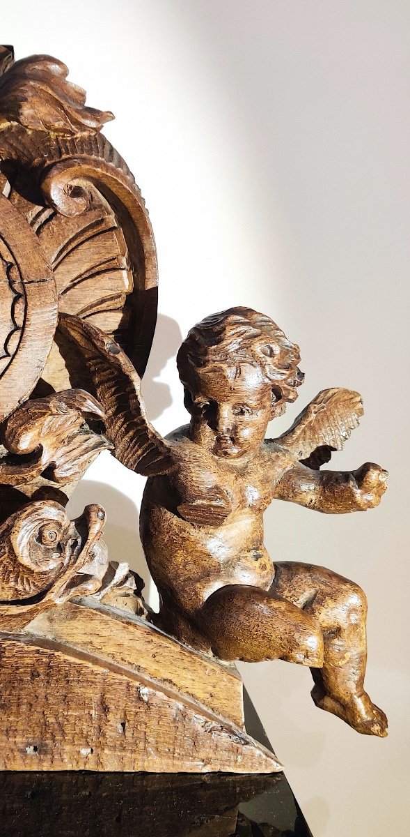 Elément Régence en bois sculpté aux" Putti et dauphins" , époque XVIIIème .-photo-1