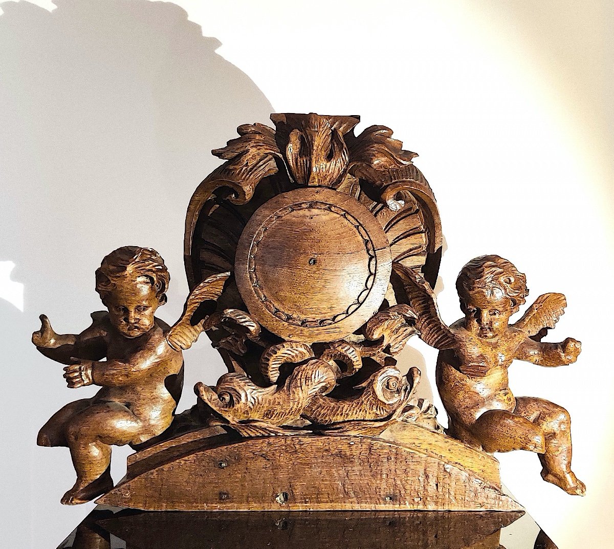 Elément Régence en bois sculpté aux" Putti et dauphins" , époque XVIIIème .-photo-3