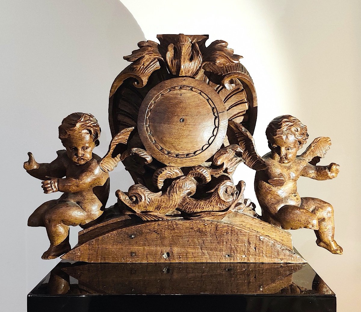 Elément Régence en bois sculpté aux" Putti et dauphins" , époque XVIIIème .