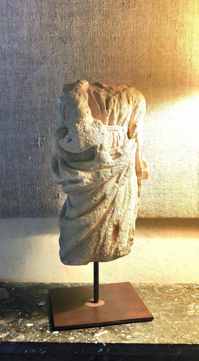 Vierge à l'Enfant fragmentaire en pierre sculptée , Haute époque .